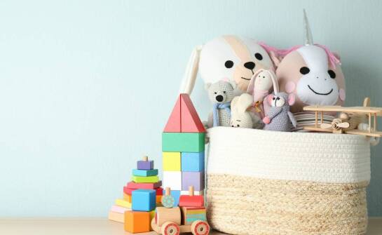 Porównanie skrzynek drewnianych na zabawki z innymi materiałami - co wybrać?