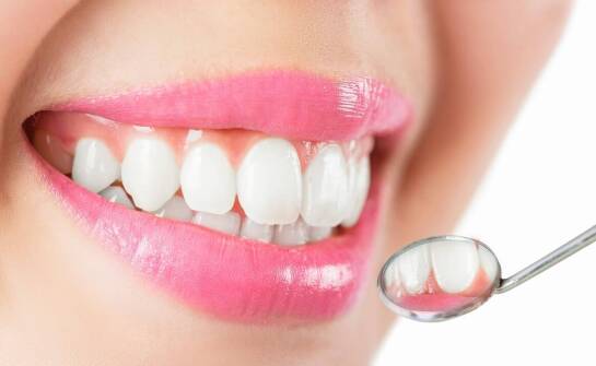 Jakie korzyści niesie zastosowanie stomatologii estetycznej w korekcie zębów?