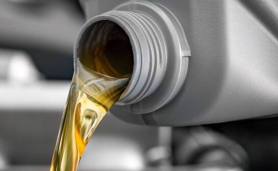 Jak dobrać olej do specyficznych warunków pracy przemysłowych maszyn?
