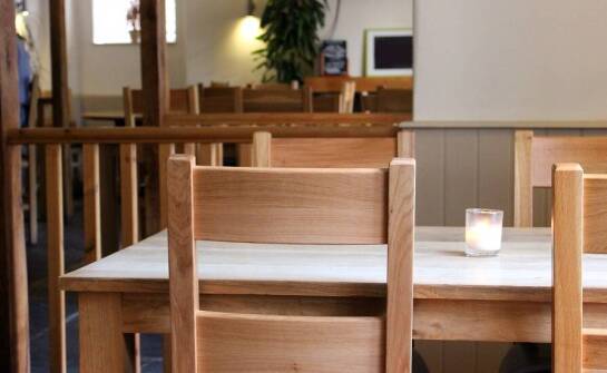 Jakie są zalety wyboru dębowych krzeseł dla restauracji?