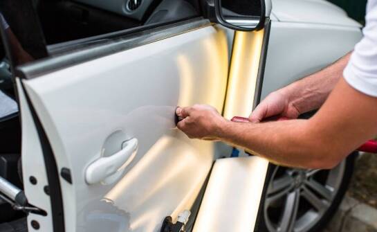 Profesjonalne wyciąganie wgnieceń jako sposób na zachowanie wartości auta