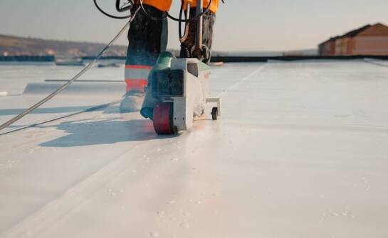 Jakie usługi dekarskie wspierają proces osuszania budynków?