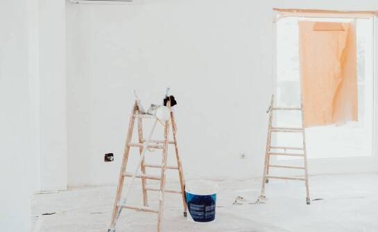 Jakie są najczęstsze zastosowania drabin malarskich drewnianych w domu?