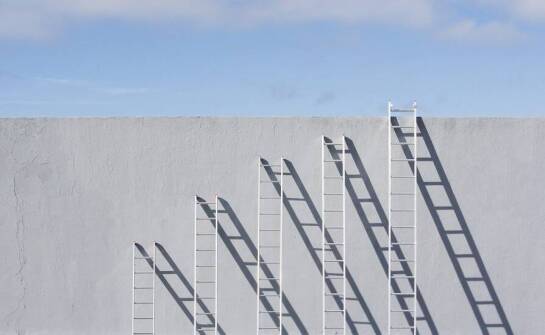 Bezpieczeństwo pracy z drabiną słupkową – zasady i certyfikaty