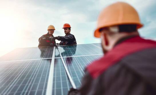 Montaż warstwowych płyt a zrównoważony rozwój w przemysłowym budownictwie