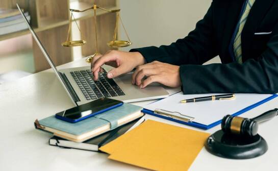 Jak prawnik prowadzi sprawy o zapłatę i windykację należności?