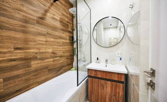 Jakie są kluczowe aspekty wyboru winylowych paneli do łazienki?