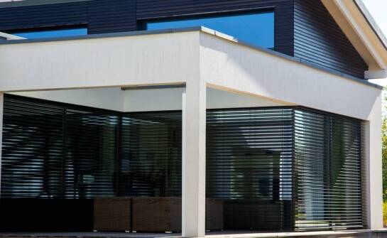 Jakie są zalety stosowania ciemnych kolorów w aluminiowych oknach?