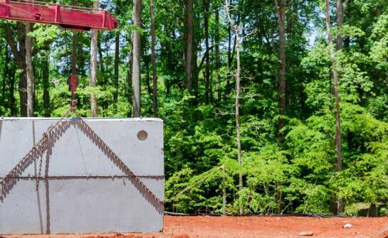 Montaż betonowego szamba a ekologia – jak zadbać o środowisko?