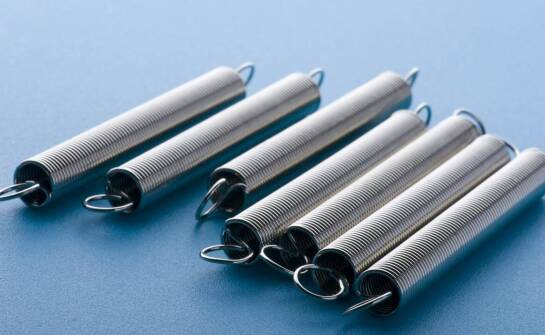 Jak inwestycje w technologie produkcji wpływają na jakość walcowych sprężyn?