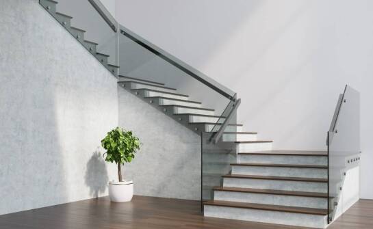 Jakie są techniczne wymagania dla montażu szklanych balustrad?