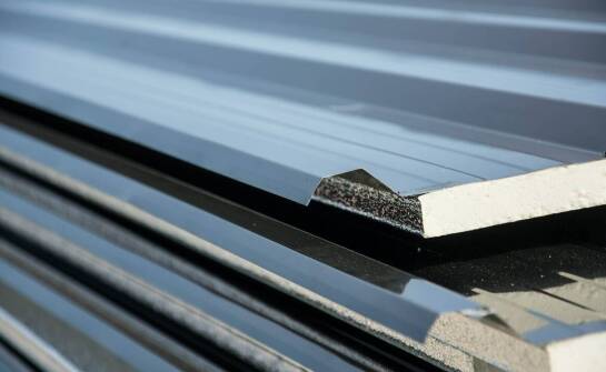 Jakie czynniki wpływają na ceny stalowych wiat?