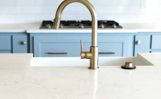 Praktyczne porady dotyczące instalacji kuchennego złotego kranu z wyciąganą wylewką