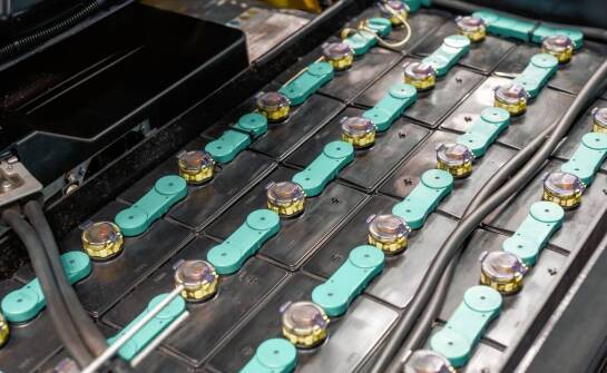 Jak dostosować systemy AGV do specyficznych potrzeb w branżach?