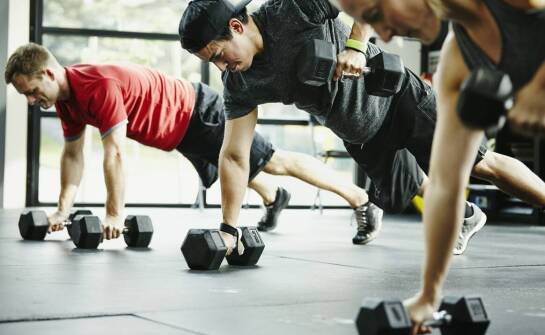 Rola kettlebell hantli w treningu crossfitowym