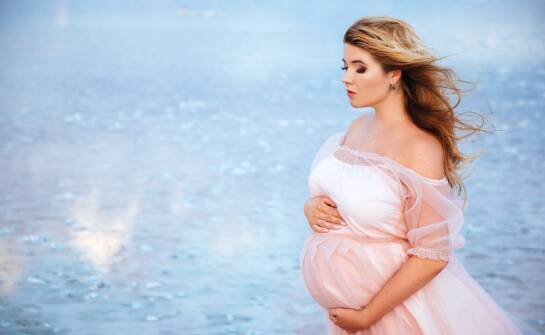 Turban dla kobiet w ciąży na plażę – jaki wybrać, by zapewnić sobie wygodę i ochronę?