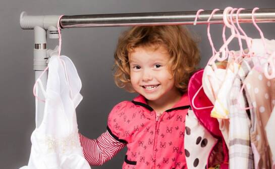 Stylizacje z sukieneczkami dla dziewczynek w rozmiarze 62 na różne okazje