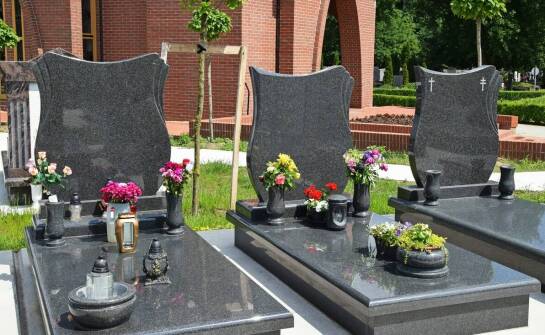 Cena a jakość: jak znaleźć równowagę przy zakupie nowoczesnego cmentarnego pomnika?