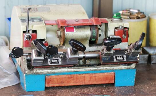 Jak działają zaawansowane maszyny do kodowania samochodowych kluczy?