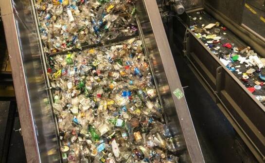 Jak proces skupu odpadów plastikowych wpływa na rozwój technologii recyklingu?