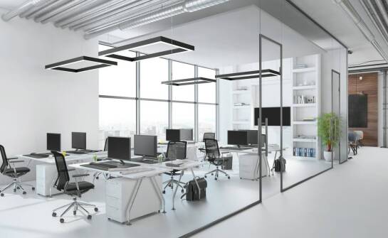 Zastosowanie matowych folii na szyby w biurach — komfort i estetyka