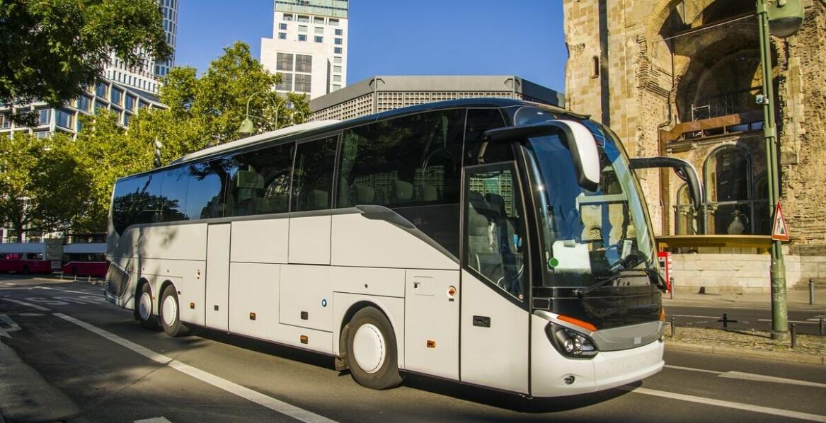 Transfery lotniskowe – jak wynajem autokaru może ułatwić podróż z lotniska?