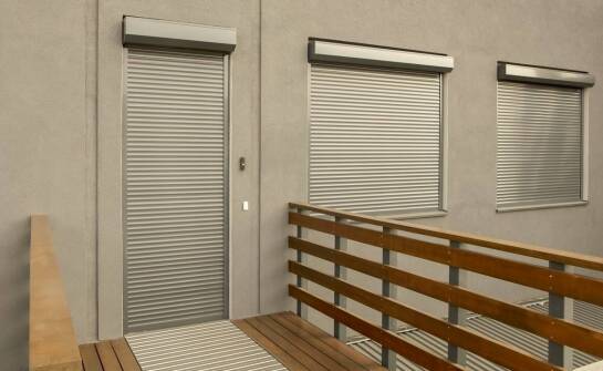 Wpływ montażu rolowanych bram na ochronę przed wandalizmem