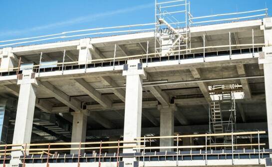 Inwestycje budowlane a dźwigowe usługi – kluczowe aspekty współpracy