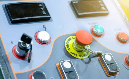 Jakie są kluczowe zalety zastosowania automatyzacji sterowania w przemysłowych systemach?