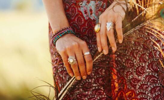 Jakie emocje wyraża noszenie męskiego naszyjnika z kamieniami?