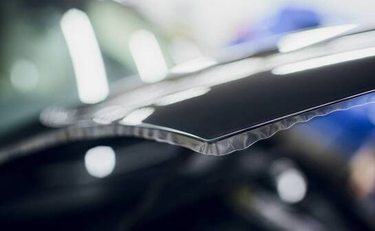 Samochodowe szyby a normy bezpieczeństwa – co warto wiedzieć?