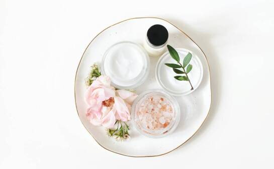 Naturalne składniki w luksusowych kosmetykach – dlaczego są tak skuteczne?