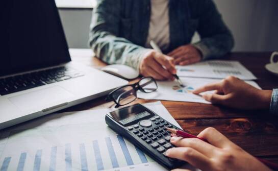 Jakie są kluczowe korzyści z prowadzenia księgowości uproszczonej?