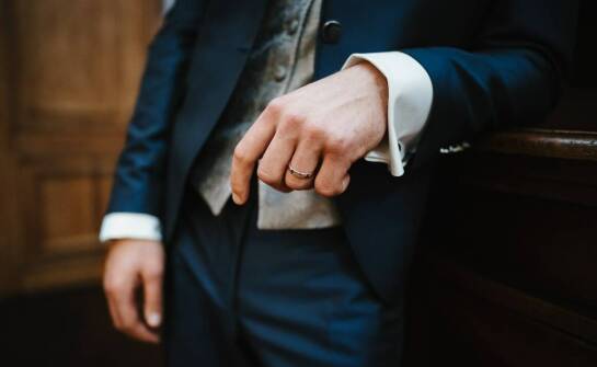 Jakie są najważniejsze kroki w procesie szycia ślubnego garnituru?