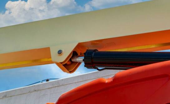 Bezpieczeństwo użytkowania dachowych wyłazów – co warto wiedzieć?