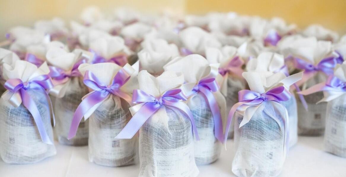 Rola krówek jako prezentu dla gości na weselu w budowaniu niezapomnianych wspomnień