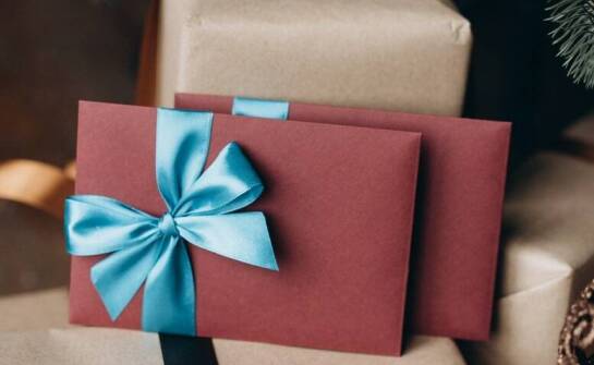 Jak świąteczne pudełko z okienkiem wpływa na prezentację upominku?