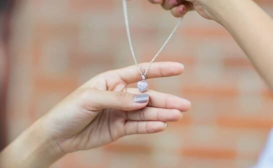 Znaczenie amuletu naszyjnika w codziennych stylizacjach