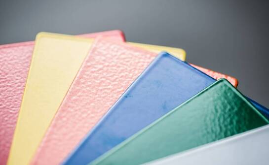 Wybór foliowanej płyty MDF: zalety i zastosowania w kuchniach na wymiar