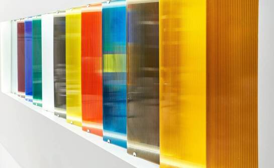 Jakie są różnice między kasetonami z dibondu a z pleksiglasu?