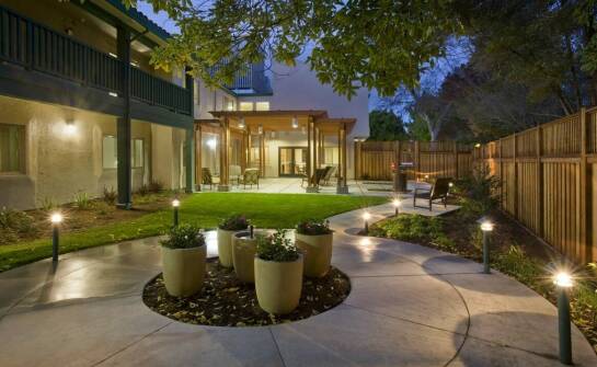 Jak opiekuńczo-rehabilitacyjny ośrodek wpływa na jakość życia osób starszych?