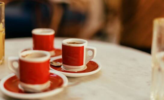 Papierowe kubki a prawne regulacje dotyczące jednorazowych opakowań