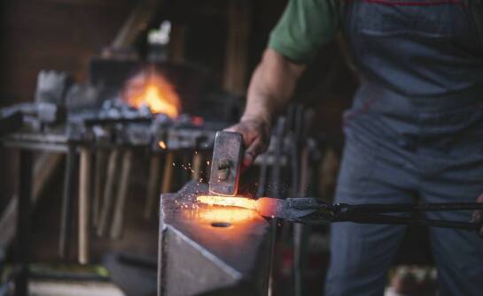 Jak swobodnie kute odkuwki wpływają na wytrzymałość konstrukcji stalowych?