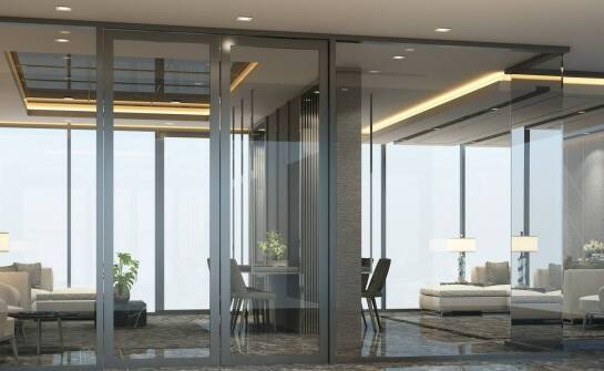 Praktyczne zastosowania matującej folii na szyby w przestrzeniach komercyjnych