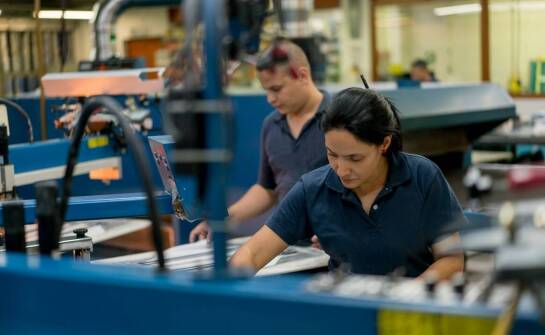 Jakie wyzwania niesie ze sobą produkcja papierowych toreb z nadrukiem?