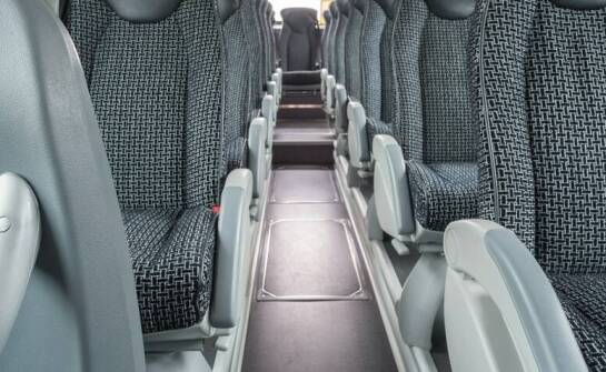 Jakie udogodnienia oferują pojazdy typu VAN w taxi w Pyrzowicach?