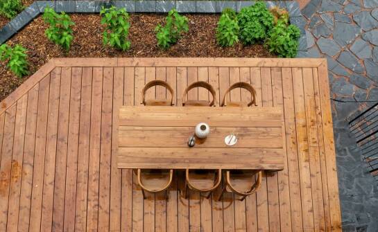 Zalety drewnianego niskiego płotu w aranżacji nowoczesnego ogrodu