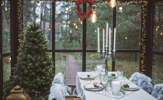Świąteczne obrusy z plamoodpornych tkanin – praktyczność i estetyka