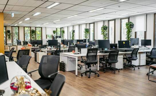 Jak podawcze okna wpływają na organizację przestrzeni biurowej?