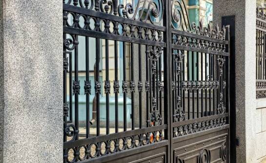 Wann lohnt es sich, sich für zweiflügelige schmiedeeiserne Tore aus Polen zu entscheiden?